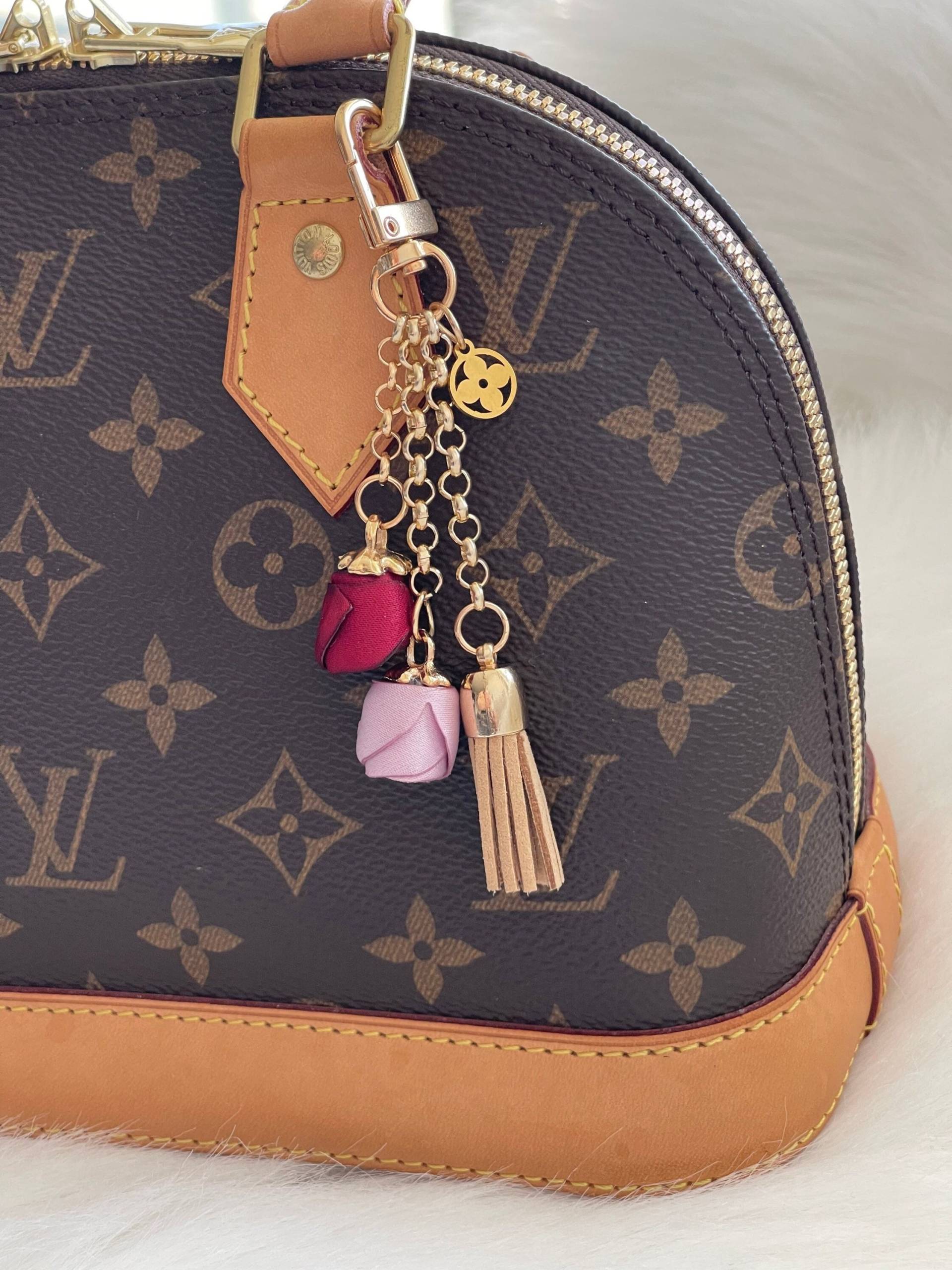 Violette Und Rote Zierliche Rosenknospen, Mit Mini Kleeblatt. | Kunstleder Quaste Handtasche/Geldbörse Charm von ChicCharmsByCrystal