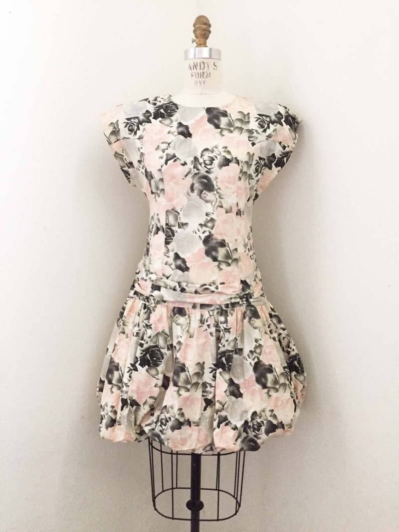 80Er Jahre Rosa Und Schwarz Floral Drop Taille Bubble Kleid von ChicCityVintage