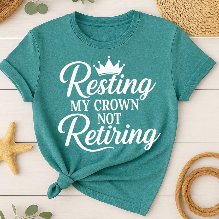 Resting My Crown T-Shirt Personalisiertes Geschenk Zum Ruhestand von ChicCustomConcepts