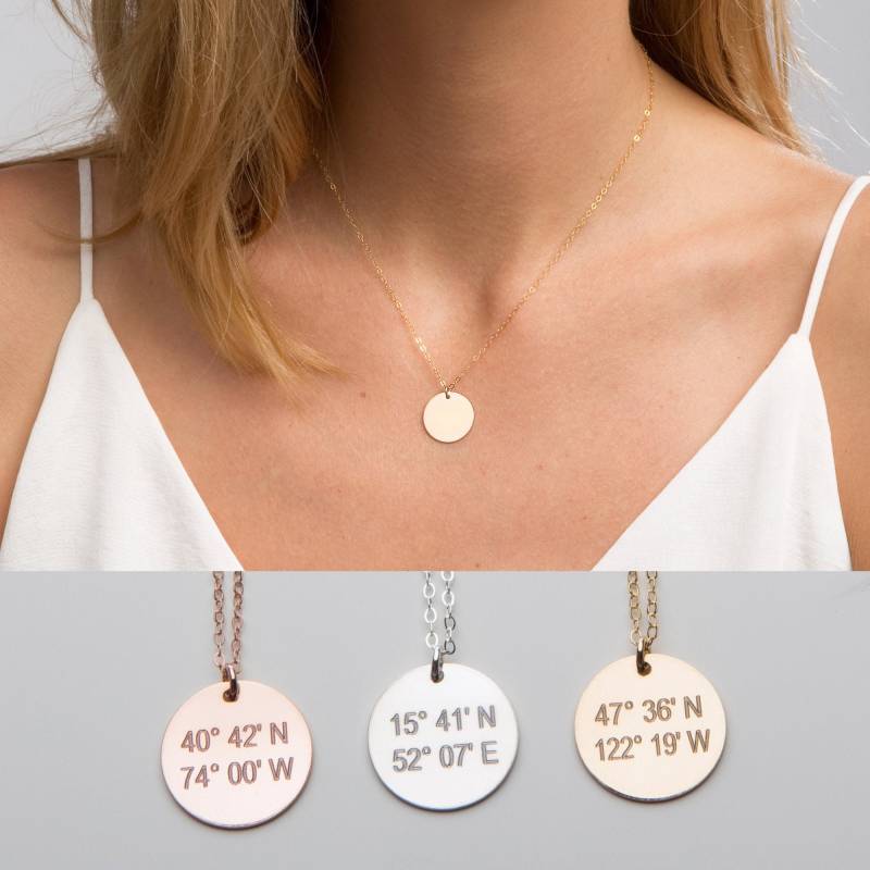 Benutzerdefinierte Breitengrad Halskette-Runde Gravierte Anhänger-Gps-Koordinaten-Gps-Hochzeit Brautjungfern Jahrestag Geschenk-14K Gf, Rose von ChicInGold
