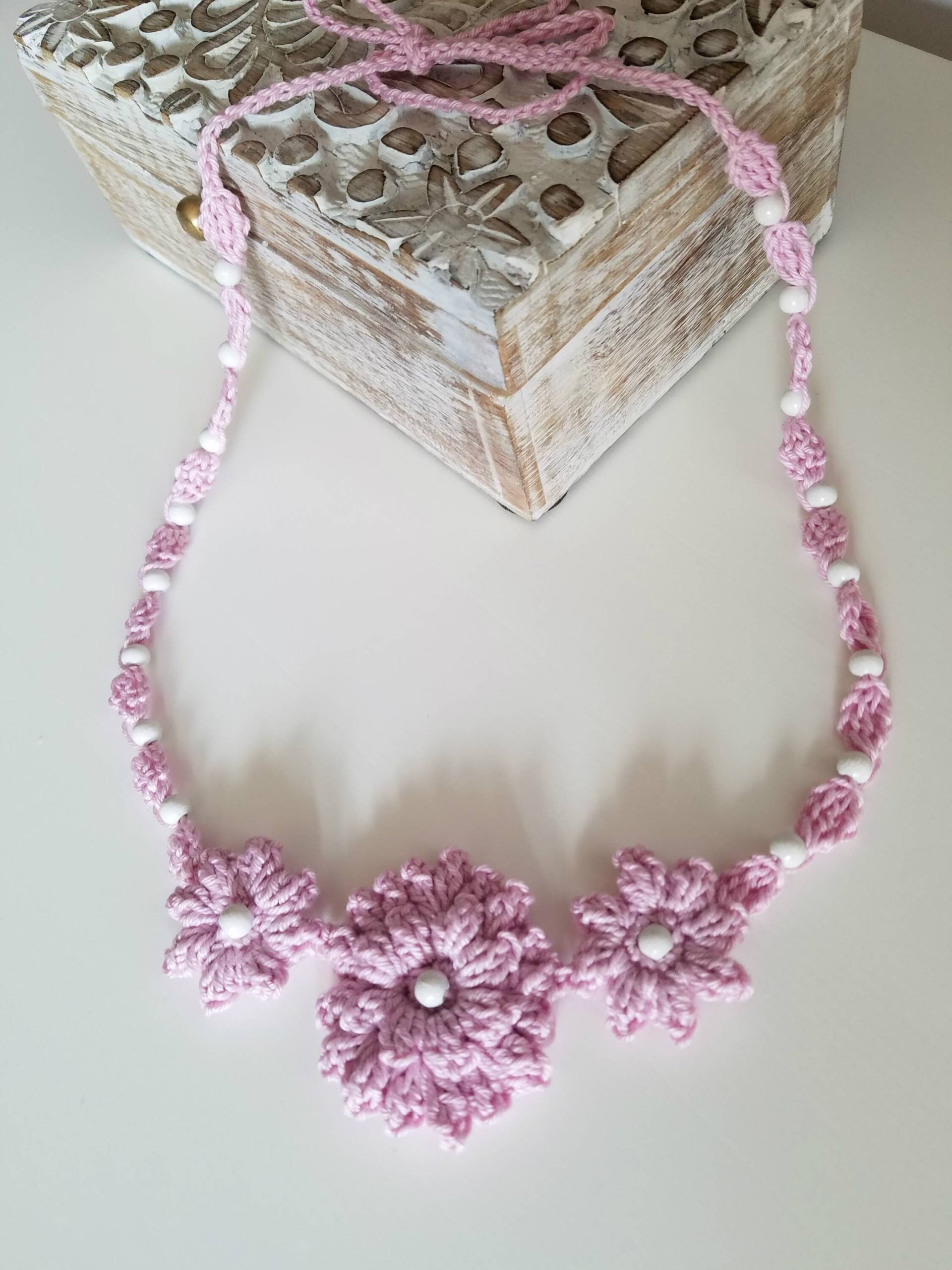 Häkelkette Rosa Halskette Gehäkelte Chocker Florale Statement Anhänger Frauen Geschenkidee Muttertagsgeschenk Häkelkette Rosa Halskette Gehäkelte Chocker Florale Statement Anhänger Frauen Geschenkidee Muttertagsgeschenk von ChicInteriorsPlace