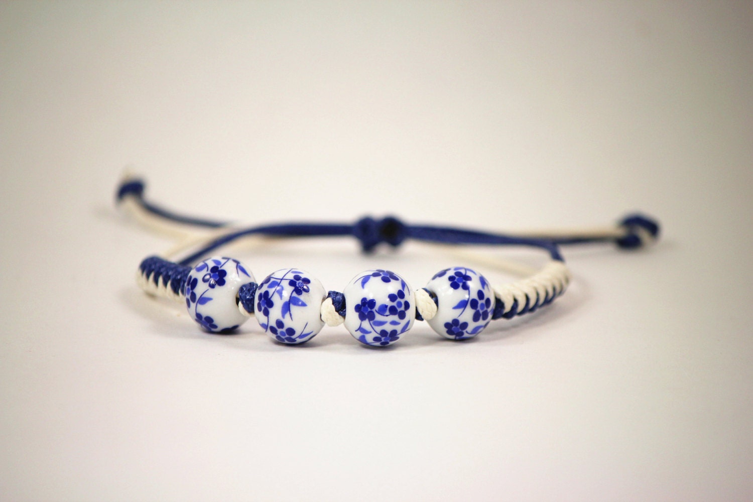 Polierte Keramik Perlen Verstellbare Armband Mit Blau Und Weiß Schnur/Boho Boho Unisex Polierte Keramik Perlen Verstellbare Armband Mit Blau Und Weiß Schnur/Boho Boho Unisex von ChicManic
