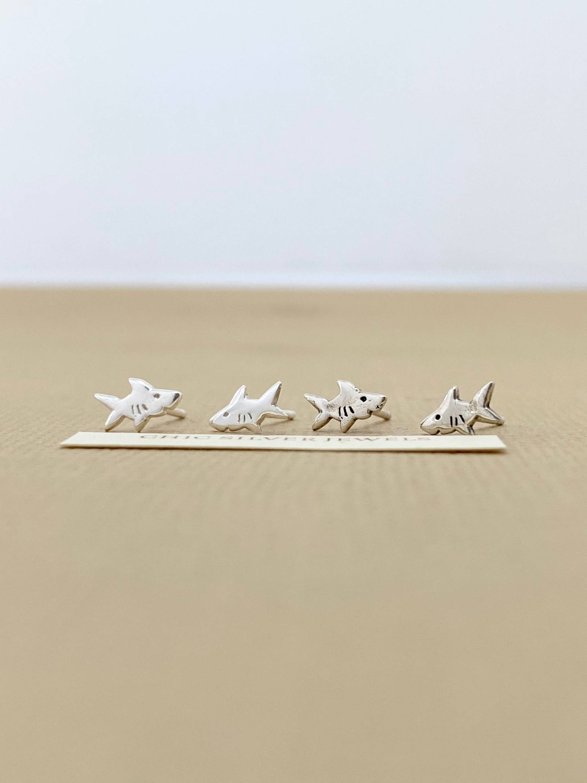 Sterling Silber Ohrringe, Shark Gestüt Niedlich Tier Schrullig Entzückend Minimalistisch Zierlich Klein Meer Leben Ozean Strand Sommer Fisch Sterling Silber Ohrringe, Shark Gestüt Niedlich Tier Schrullig Entzückend Minimalistisch Zierlich Klein Meer Leben Ozean Strand Sommer Fisch von ChicSilverJewels