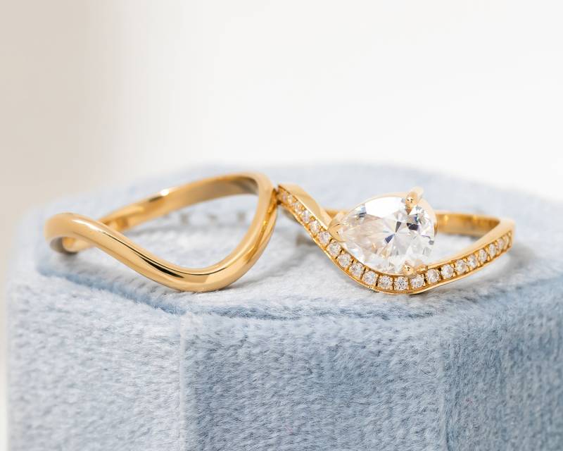 Birne Moissanite Verlobungsring Set, Tief Geschwungene Hochzeit Diamant Band, Träne Brautring 14K Gold Eternity Stacking Wellenring Set von ChicVidaFineJewelry