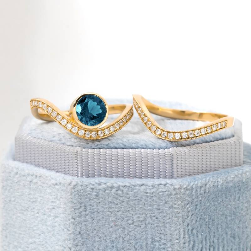 Elegantes Blautopas-Diamant-Verlobungsring-Set, Gebogenes Matching-Band, Double-Layer-Ringset, 2-Teiliger Brautschmuck, Eheringset 18K Gold von ChicVidaFineJewelry