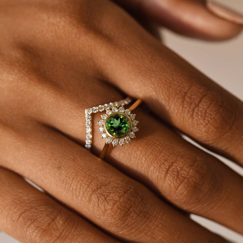 Grüner Turmalin Ring in 14K Gold Gefasst, Halo Edelstein Mit Chevron Diamant Band, Einzigartiges Braut Oder Jubiläumsgeschenk, Grüner Ehering von ChicVidaFineJewelry