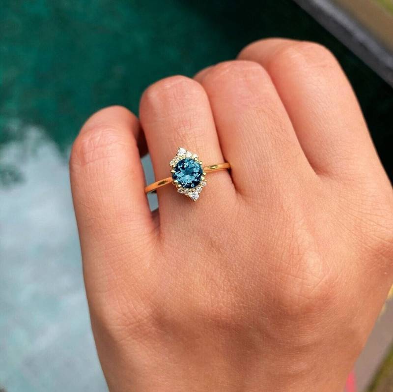 London Blautopas Verlobungsring, Solid Gold Cluster Diamant Ring, Runder Edelstein Einfache Hochzeit Charm, Alltägliche Schmuck Geschenk Für Sie von ChicVidaFineJewelry