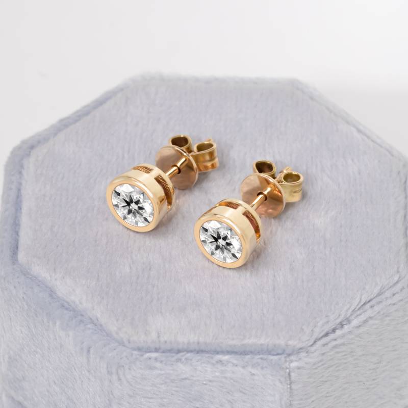 Moissanite Ohrstecker, 14K Solid Gold Lünette Set, Kleine Runde Ohrringe, Push Back Jubiläumsgeschenk von ChicVidaFineJewelry