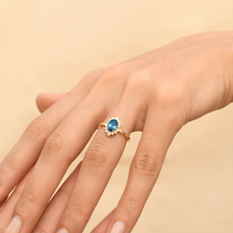 Oval Blautopas Diamant Halo Ring, 14K Verlobungsring, Frauen Cluster Gelbgold Ehering, Etwas Blaues, Cocktailring Für Die Liebe von ChicVidaFineJewelry