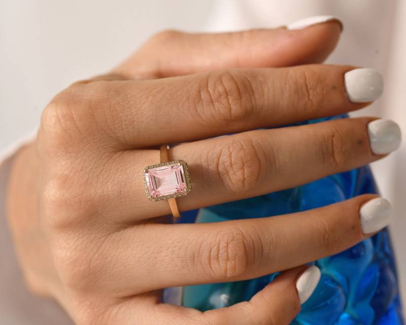 Rosa Morganit Ring, Versteckter Halo Diamant 18K Solid Gold Smaragdschliff Großer Stein Ehering, Edelstein Schmuck von ChicVidaFineJewelry
