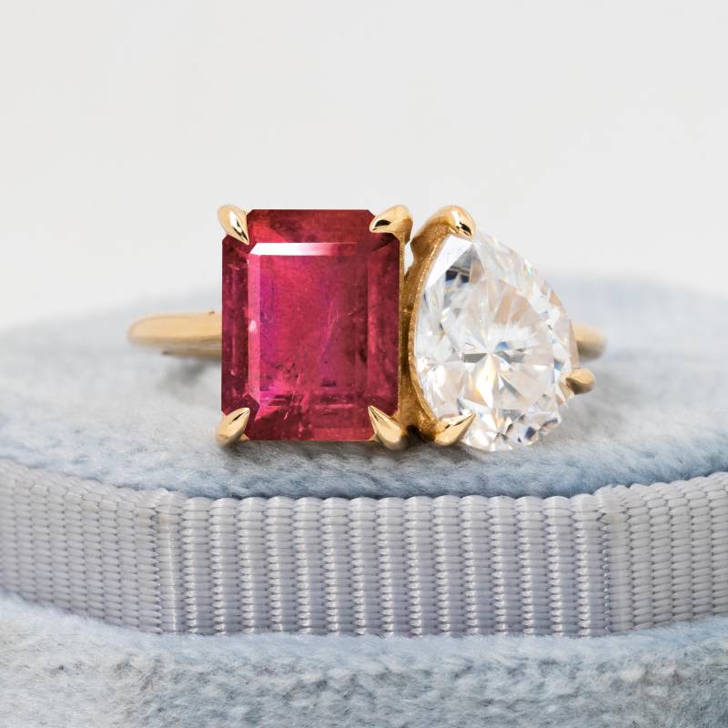 Rubin Moissanite Toi Et Moi Ring, Du & Ich Verlobungsring, 14K Smaragd Und Pear Cut Statement Gelbgold Band, Prong Set Vorschlag Ring von ChicVidaFineJewelry