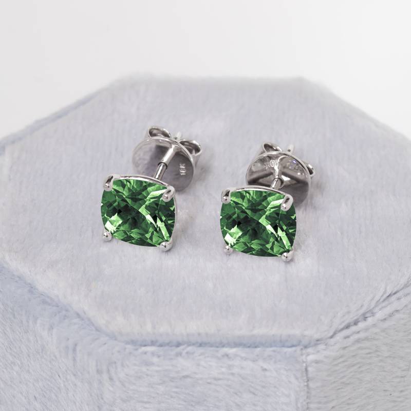 Solitär Grüner Turmalin Ohrstecker, Solide Gold Kissenschliff Ohrringe, Kleine Ohrringe Frauen, Edelstein Prong Set, Push Back Ohrring von ChicVidaFineJewelry