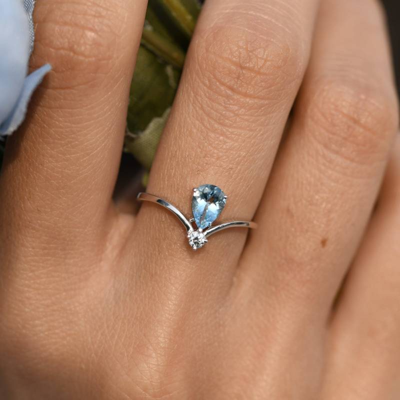 Teardrop Aquamarin-Verlobungsring, Kontur-Ehering, Zierliche Versprechensring, 14K Massivgold, Chevron Diamantring, Hellblauer Edelstein von ChicVidaFineJewelry