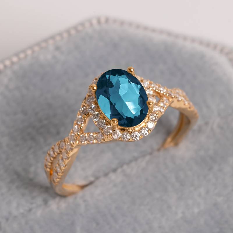 Topas Statement Ring, 18K Gold Crossover Oval Diamant Etwas Blaues, Brautjungfer Geschenk, Split Schaftring, Pave Set von ChicVidaFineJewelry
