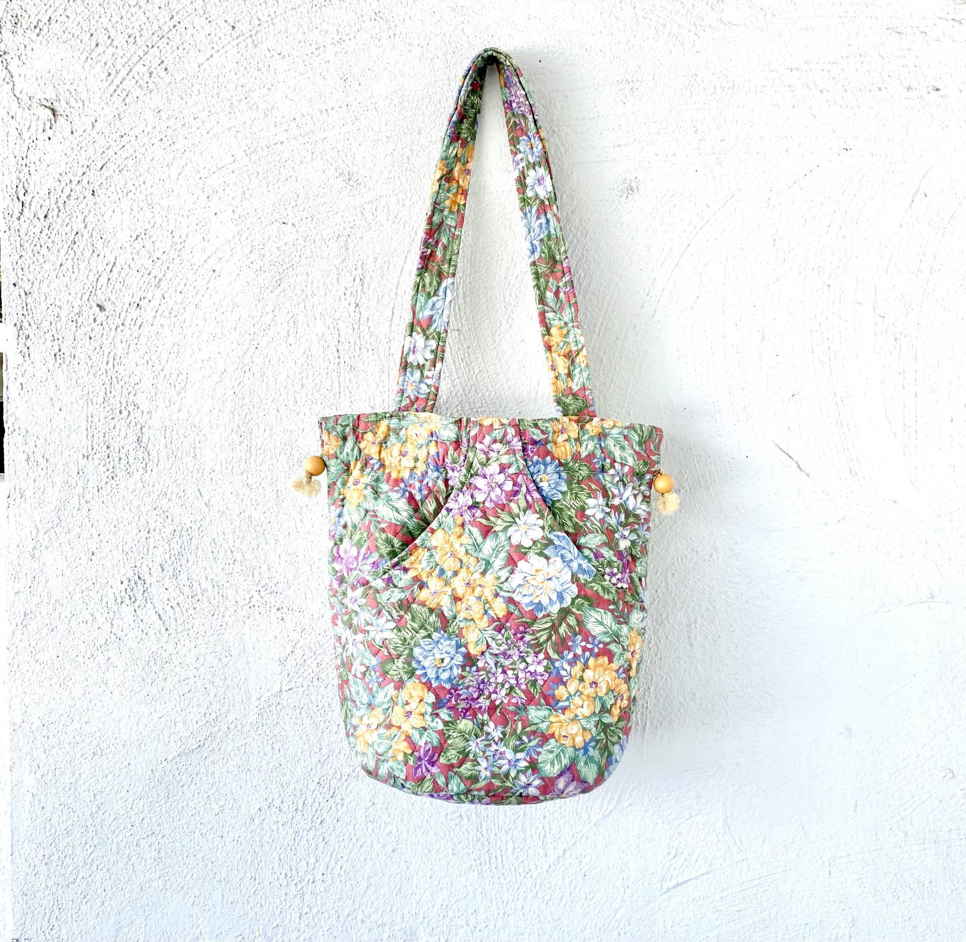 Vintage 70Er 80Er Jahre Gesteppte Blumen Umhängetasche Cottage Geldbörse Kordelzug Tote Cottagecore Vintage 70Er 80Er Jahre Gesteppte Blumen Umhängetasche Cottage Geldbörse Kordelzug Tote Cottagecore von ChicVintageHawaii