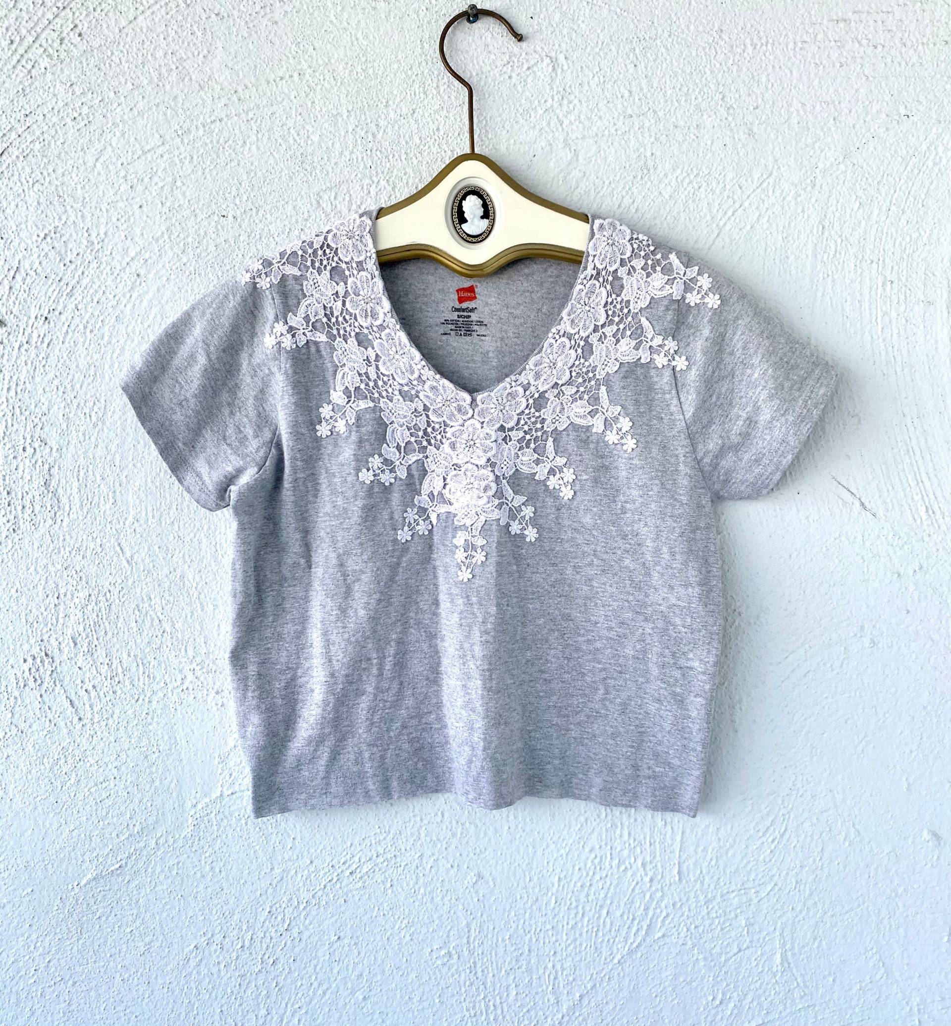 Vintage Bestickte Spitze Strass Shirt V-Ausschnitt Crop Top // Überarbeitet Hanes Grau Tshirt von ChicVintageHawaii