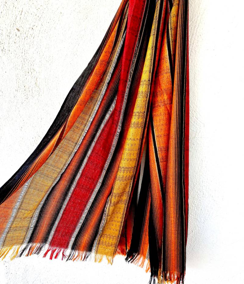 Vintage Boho Metallic Fransen Gestreift Gewebt Rot Orange Schwarz Leichter Schal von ChicVintageHawaii