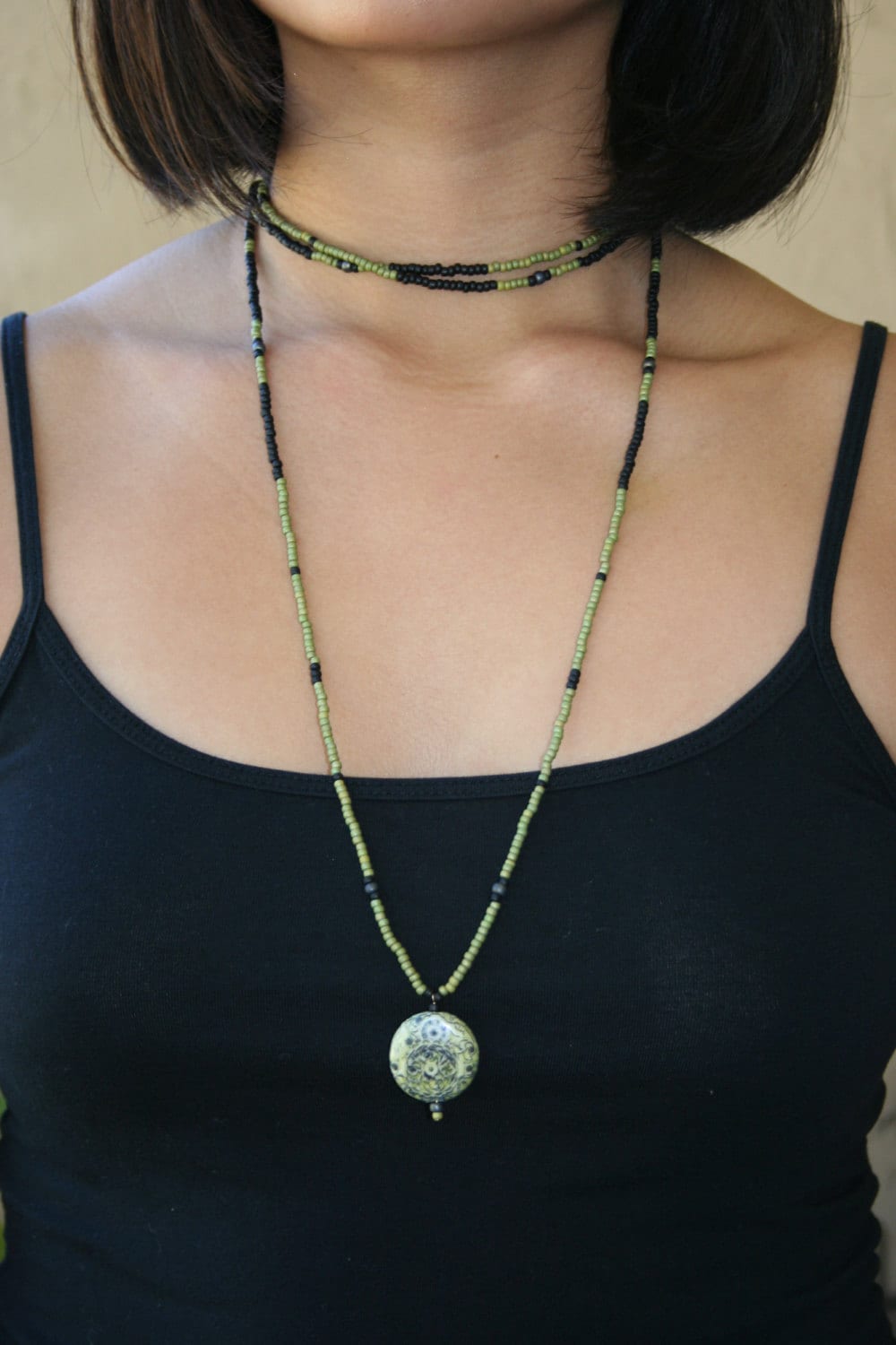 Schwarz Und Grün Lange Perlenkette Mit Steampunk-Anhänger Schwarz Und Grün Lange Perlenkette Mit Steampunk-Anhänger von ChicaDChic