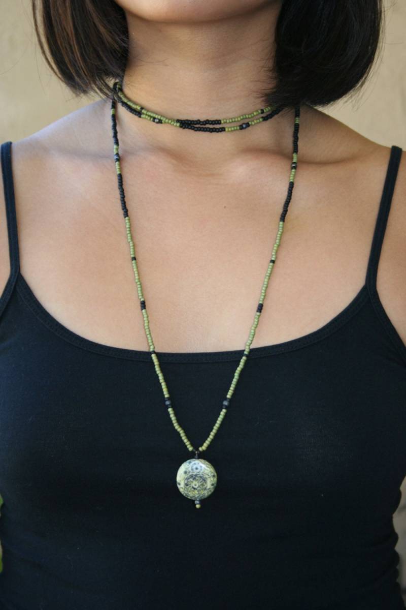 Schwarz Und Grün Lange Perlenkette Mit Steampunk-Anhänger Schwarz Und Grün Lange Perlenkette Mit Steampunk-Anhänger von ChicaDChic