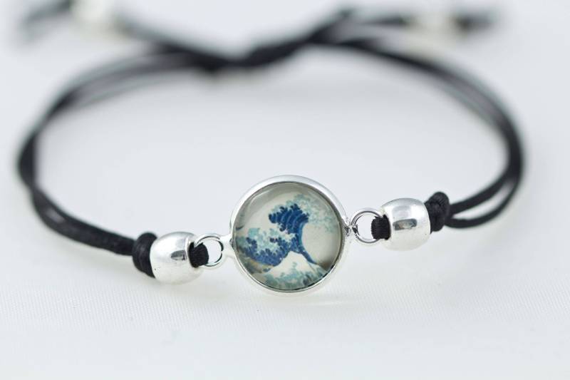 Einstellbarer Kordelzug Und Mittelknopfarmband Mit Okusais Big Wave Design von ChicaMangaBCN