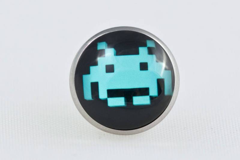 Space Invaders/Round Pin 20mm Schmetterling Verschluss von ChicaMangaBCN