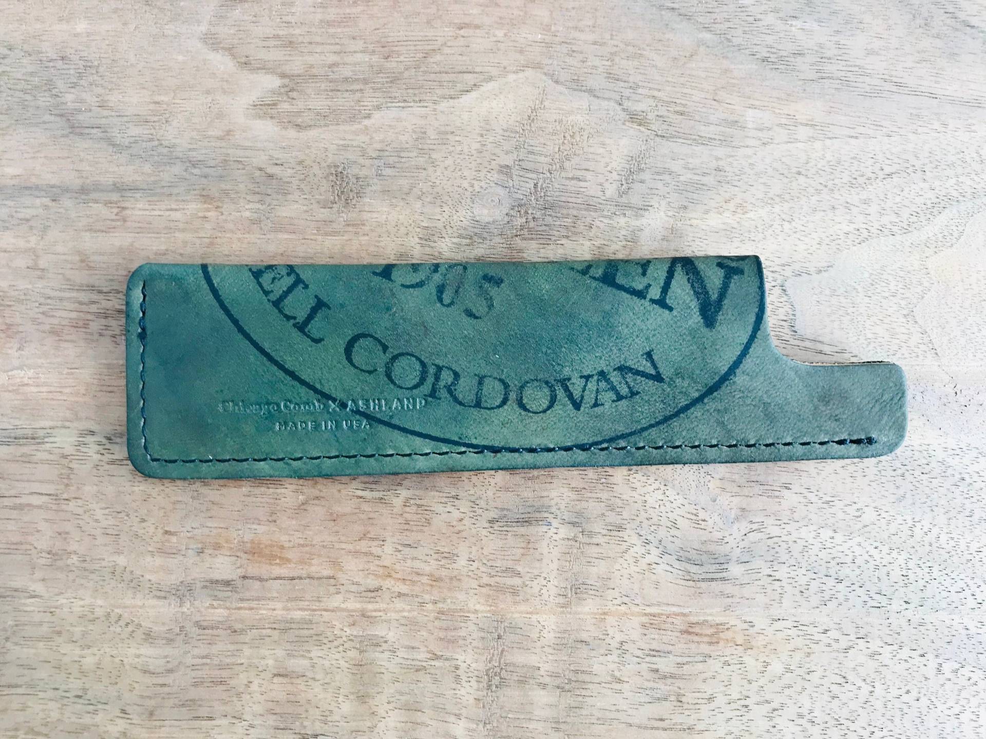 Scheide Aus Cordovan Leder. Olive Farbe. Hergestellt in Den Usa Scheide Aus Cordovan Leder. Olive Farbe. Hergestellt in Den Usa von Chicagocomb