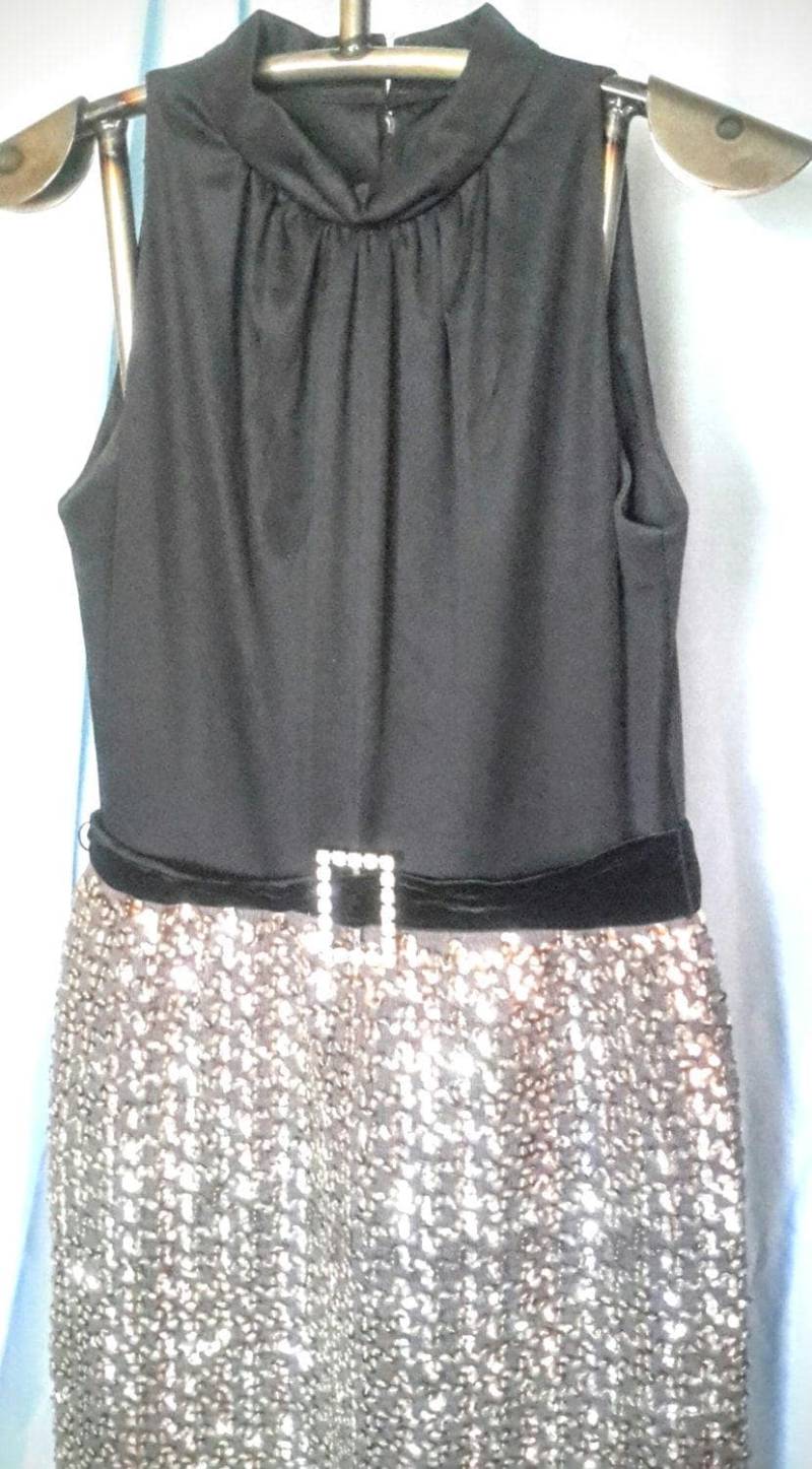 Vintage Urlaub Ärmelloses Langes Kleid Mit Paillettenrock, Sehr Guter Zustand, Größe S von Chicalocavintage