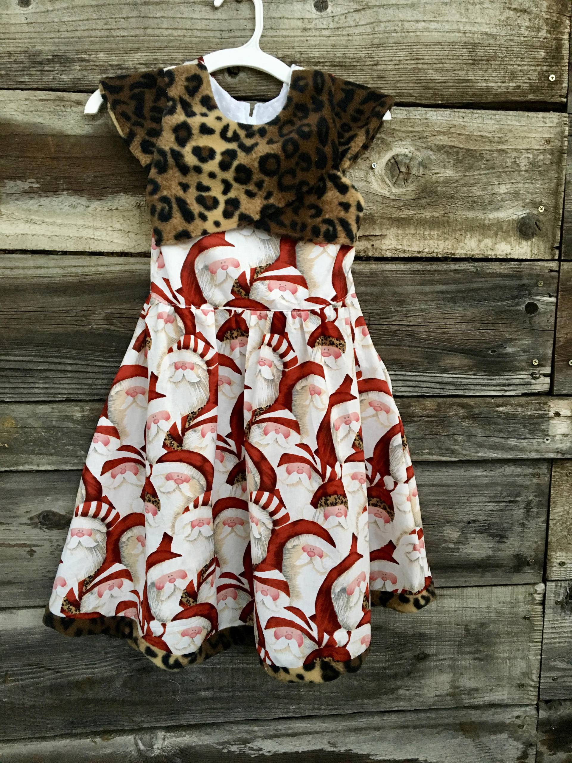Weihnachten Cheetah Santa Mädchen Urlaub Kleid Weihnachten Cheetah Santa Mädchen Urlaub Kleid von ChickiedeeKids