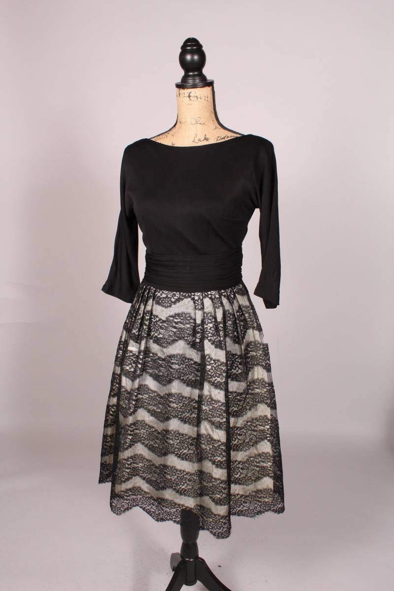 Vintage 50Er 60Er Jahre Schwarz-Weißer Spitzenjersey Cocktailkleid Gr. S Taillenumfang 64 cm von ChiffonLounge