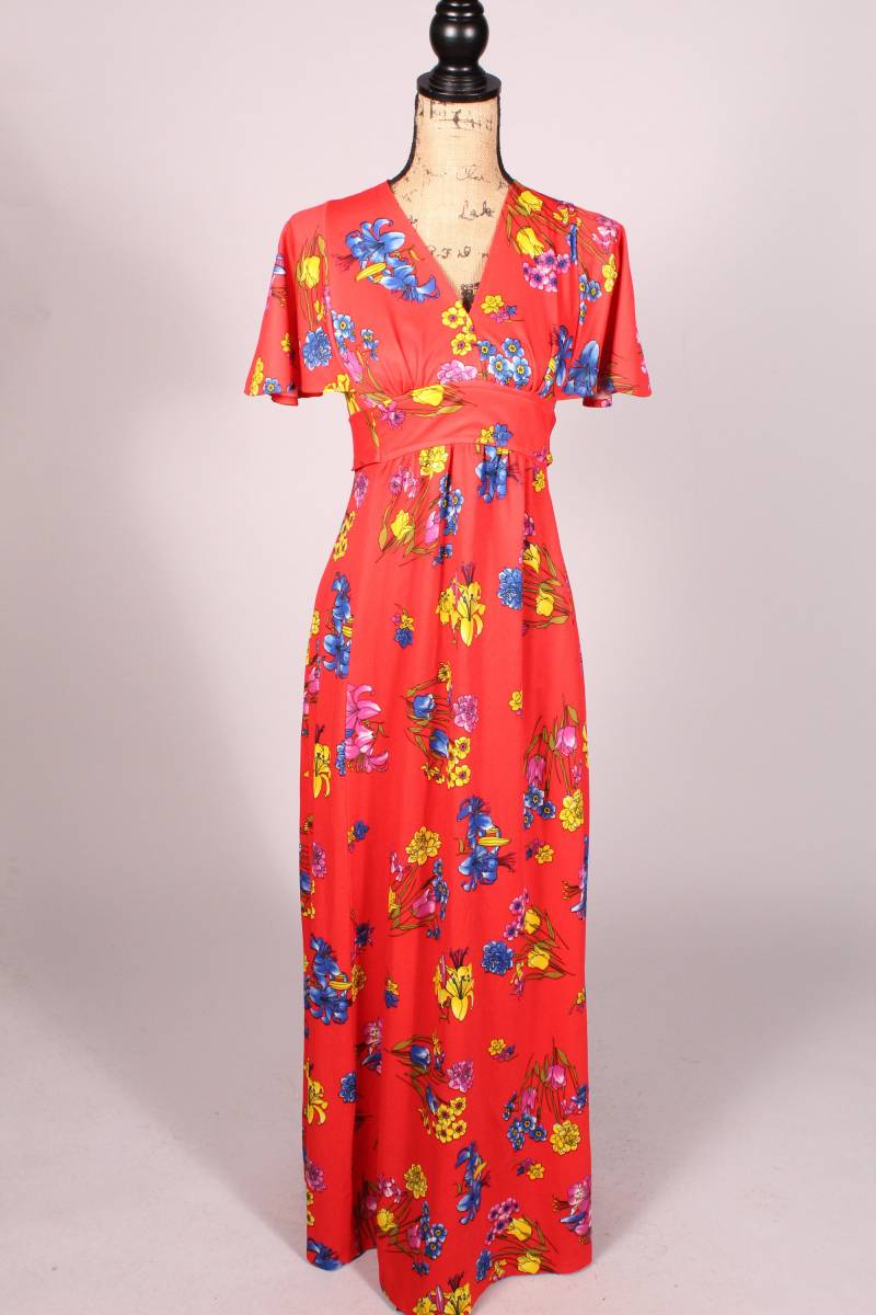 Vintage 70Er Jahre Maxi Kleid in Rot Mit Schmetterling Flügelärmeln Größe M 70cm Taille Polyester von ChiffonLounge