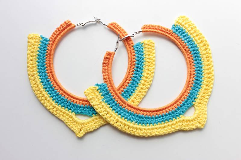 Cien Gelb Orange Opulente Creolen Oversize Boho Statement Ohrringe von Chiginas