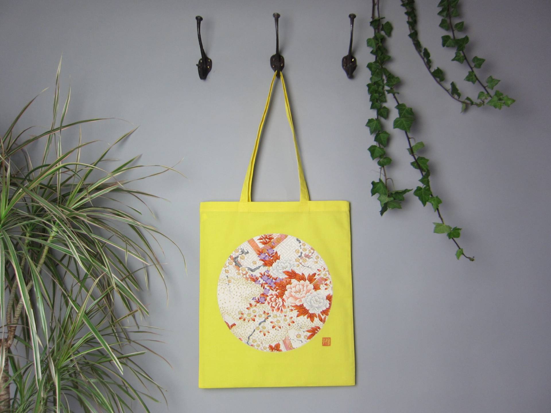 Gelbe Baumwoll-Einkaufstasche Mit Vintage Seide Kimono Applikation Gelbe Baumwoll-Einkaufstasche Mit Vintage Seide Kimono Applikation von ChildOfSunStore