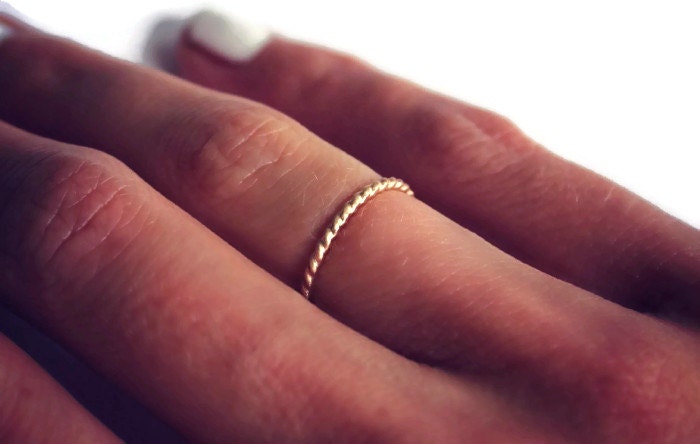 14K Gelbgold Gefüllte Twist Stapelring - Midi Ring, Stapelbarer Ring von ChildrenofFlowers