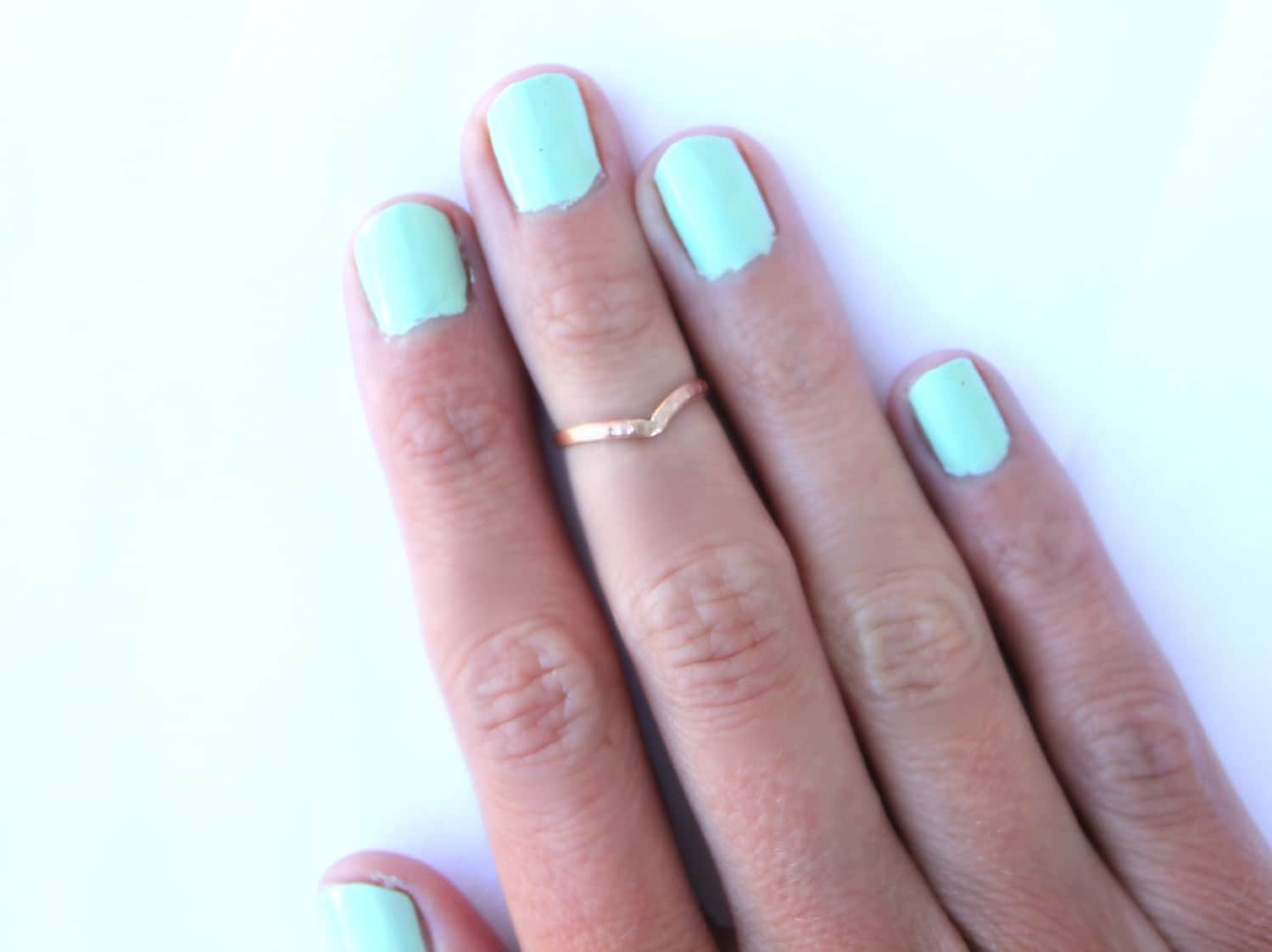 14K Rose Gold Fill Knöchelring, Chevron Stapelring - Midiring, Gehämmerter, Strukturierter Roségoldring von ChildrenofFlowers