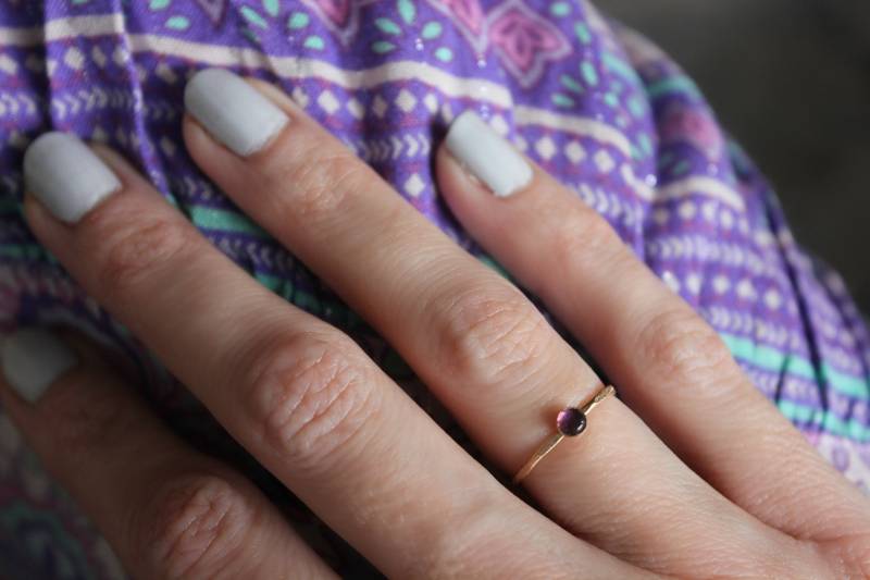 Gold Amethyst Stapelring - Dünner Goldring, Ring, 14K Gold Filled Ring Februar Geburtsstein Gold Amethyst Stapelring - Dünner Goldring, Ring, 14K Gold Filled Ring Februar Geburtsstein von ChildrenofFlowers