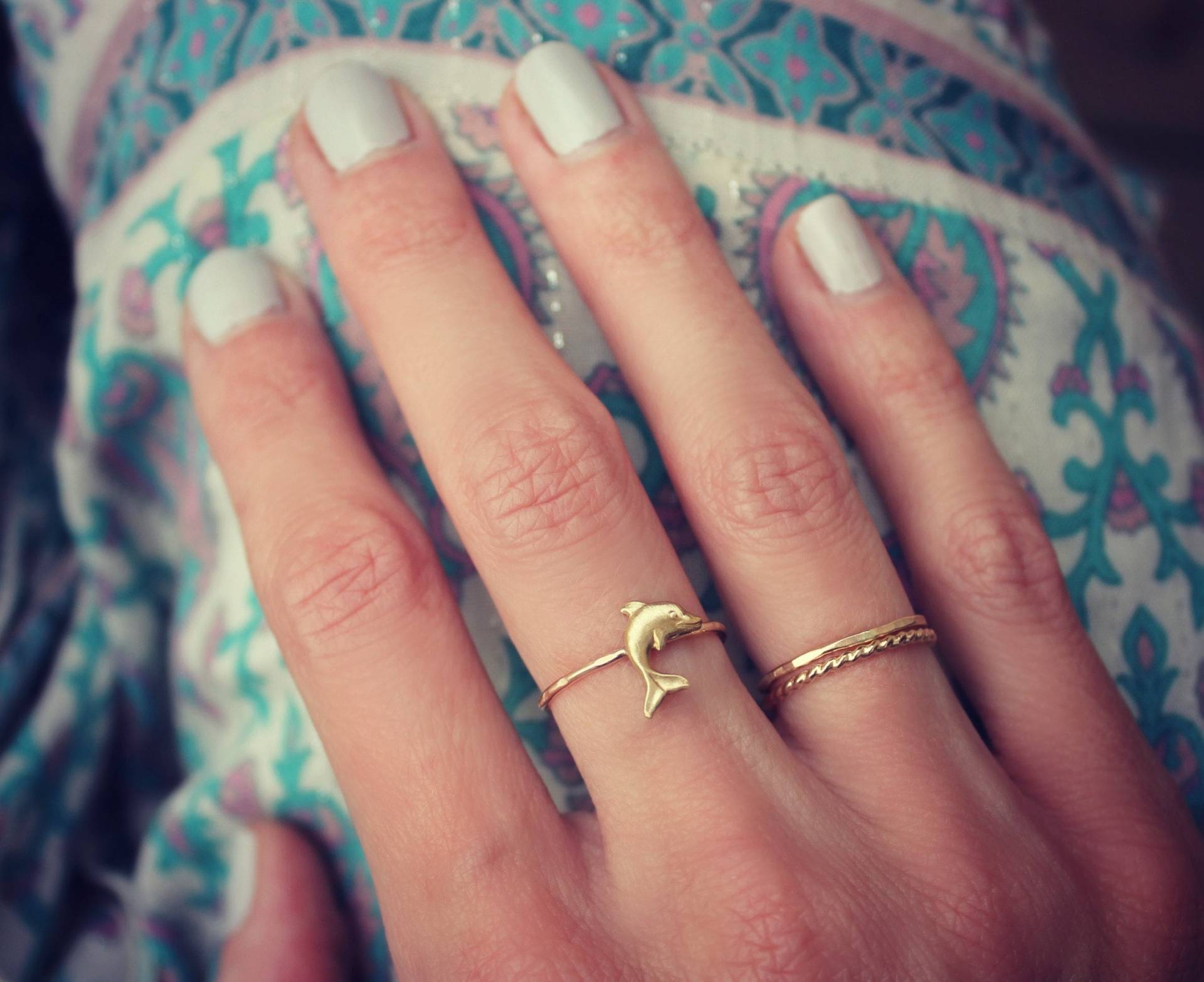 Gold Fill Stapelring, Delfinring, Mit Messingdelfin von ChildrenofFlowers