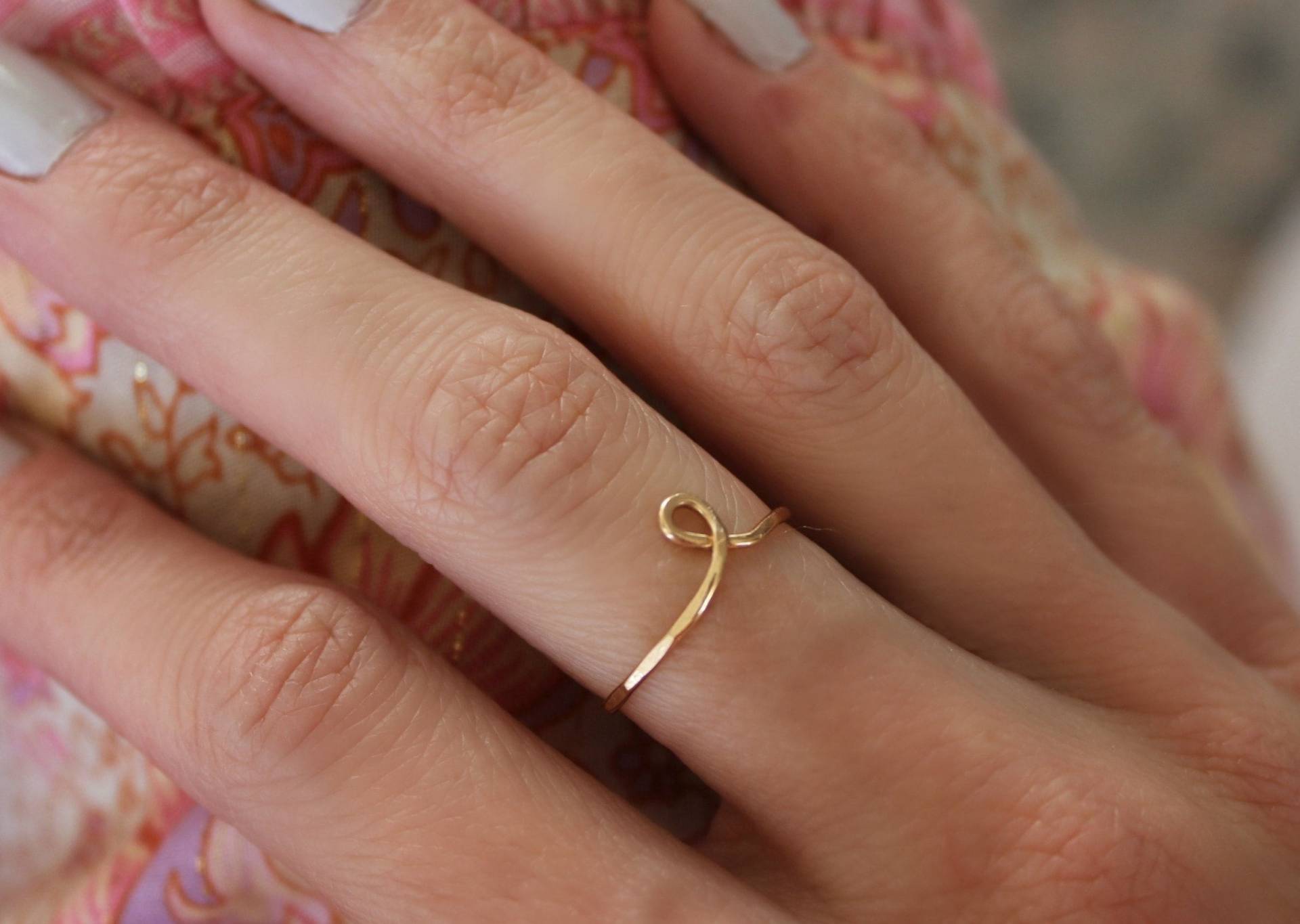 Gold Knotenring, Freundschaftsring, 14K Gold Fill Stapelring, Gehämmerter Ring Rustikal, Valentinstag Geschenk von ChildrenofFlowers