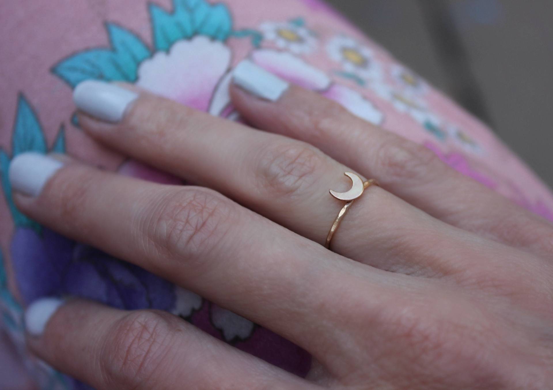 Gold Mond Stapelring -Schmale Goldring, Mondsichelring, 14K Gold Filled Ring von ChildrenofFlowers