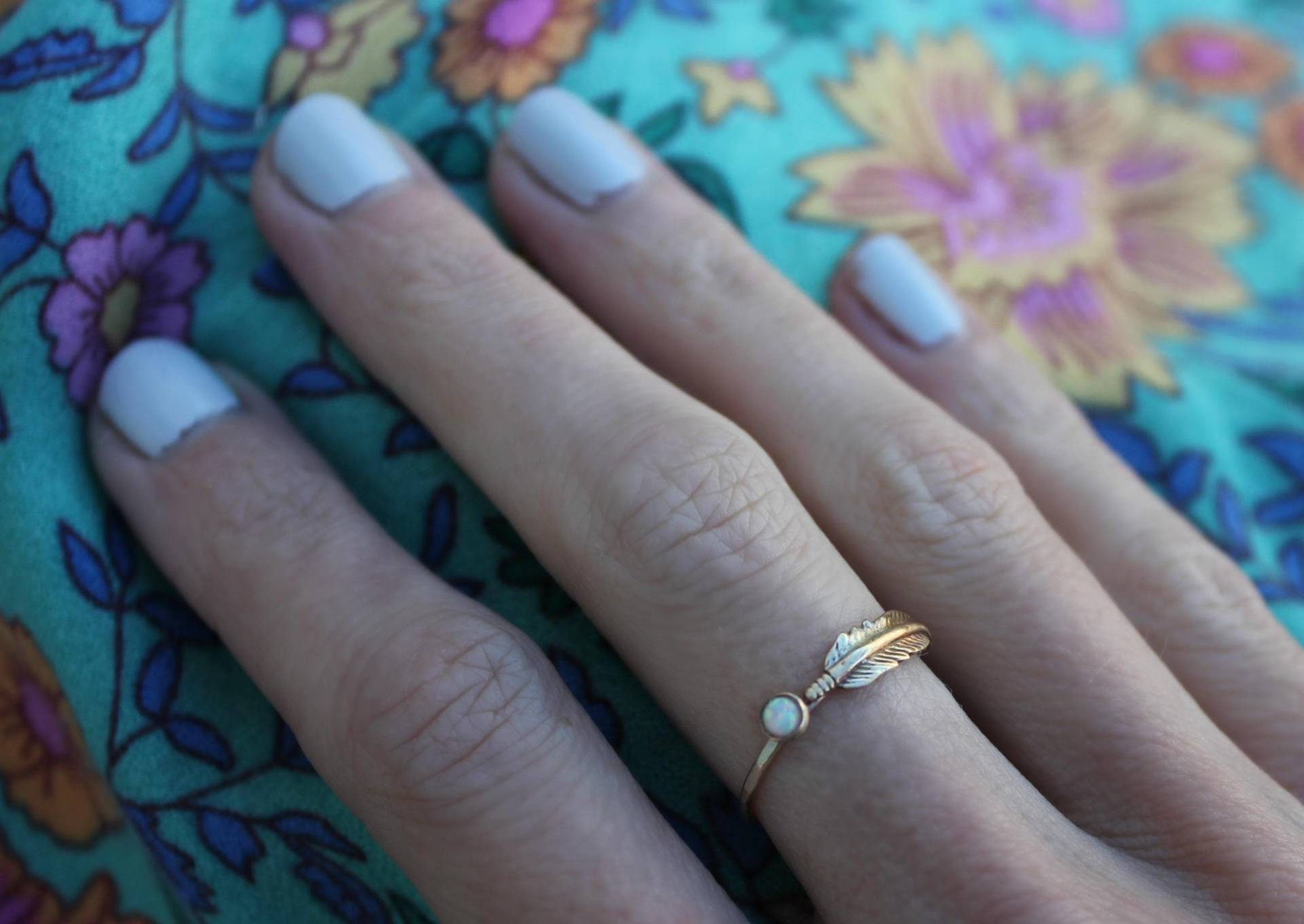 Gold Opal Feder Stapelring - Dünner Goldfederring, Goldopalring, 14K Gold Filled Ring von ChildrenofFlowers