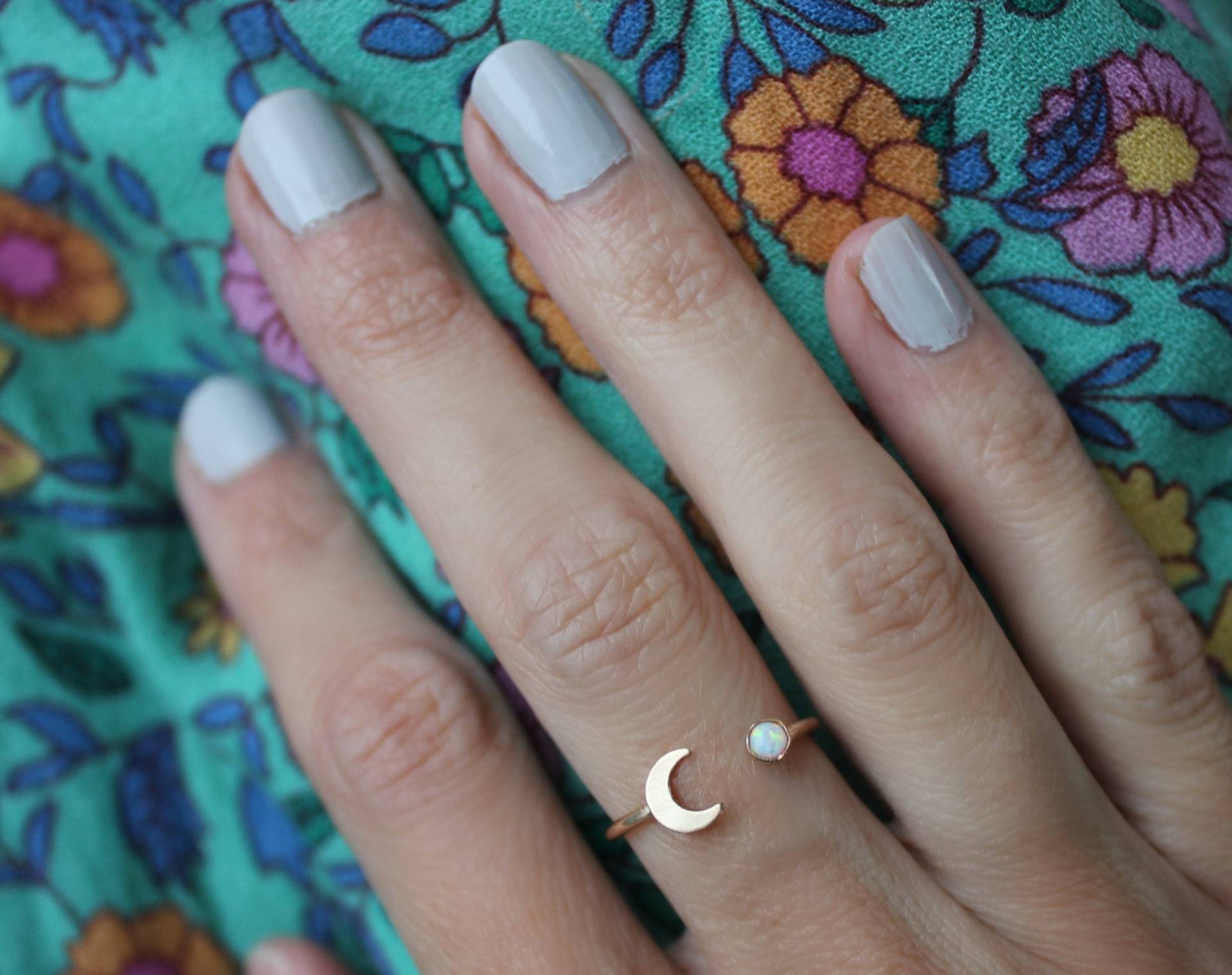 Gold Opal Mond Stapelring - Dünner Ring, 14K Gold Filled Ring von ChildrenofFlowers