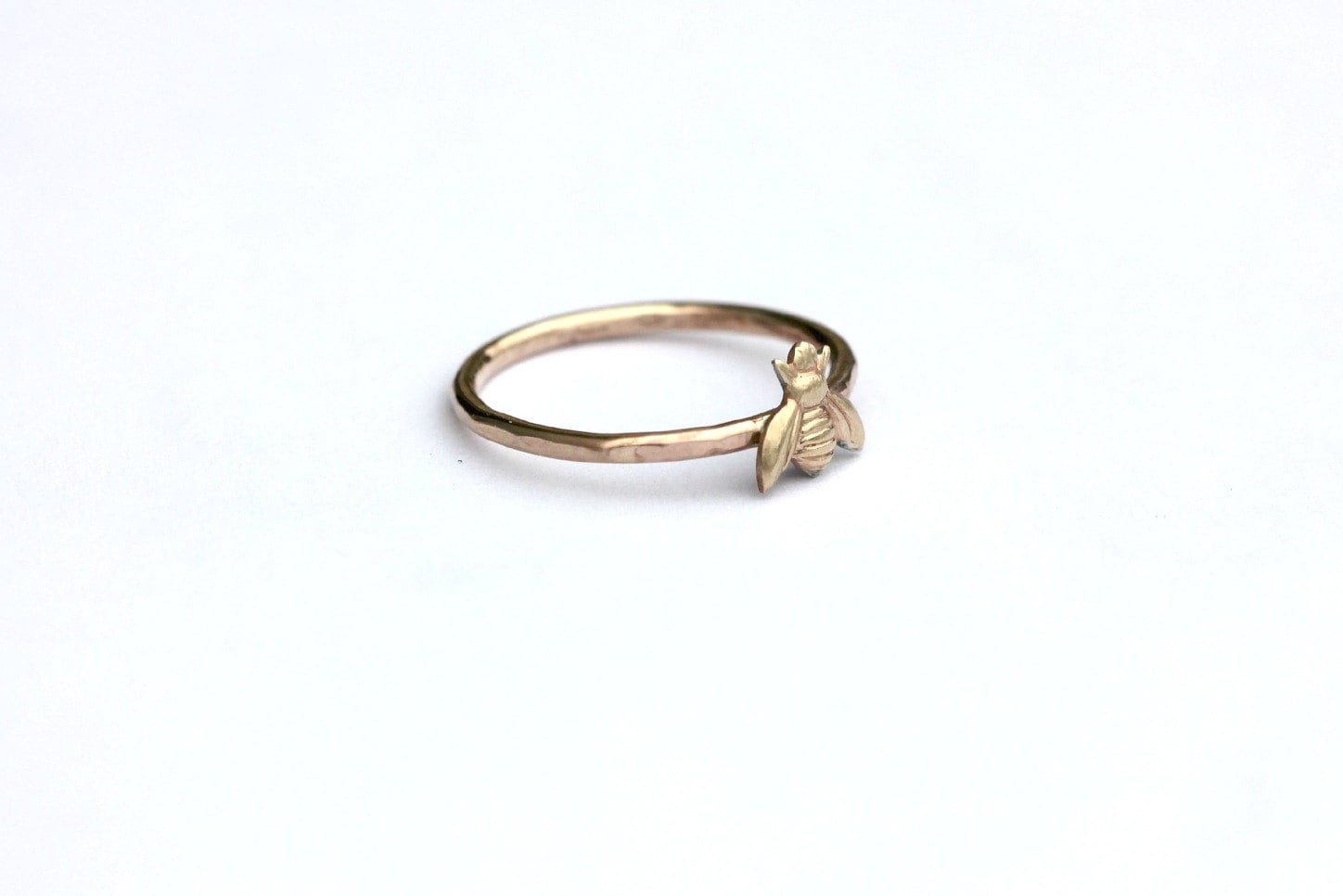 Gold Stapelring, Bienenring, 14 K Fill Rustikales Gehämmertes Bandring von ChildrenofFlowers