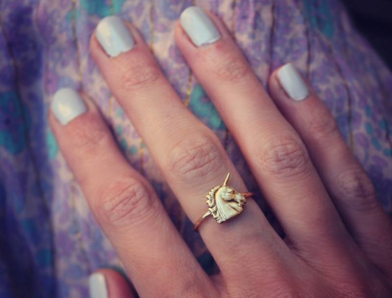 Gold Stapelring, Einhorn Ring, 14K Gold Fill Rustikale Gehämmertes Band Gold Stapelring, Einhorn Ring, 14K Gold Fill Rustikale Gehämmertes Band von ChildrenofFlowers