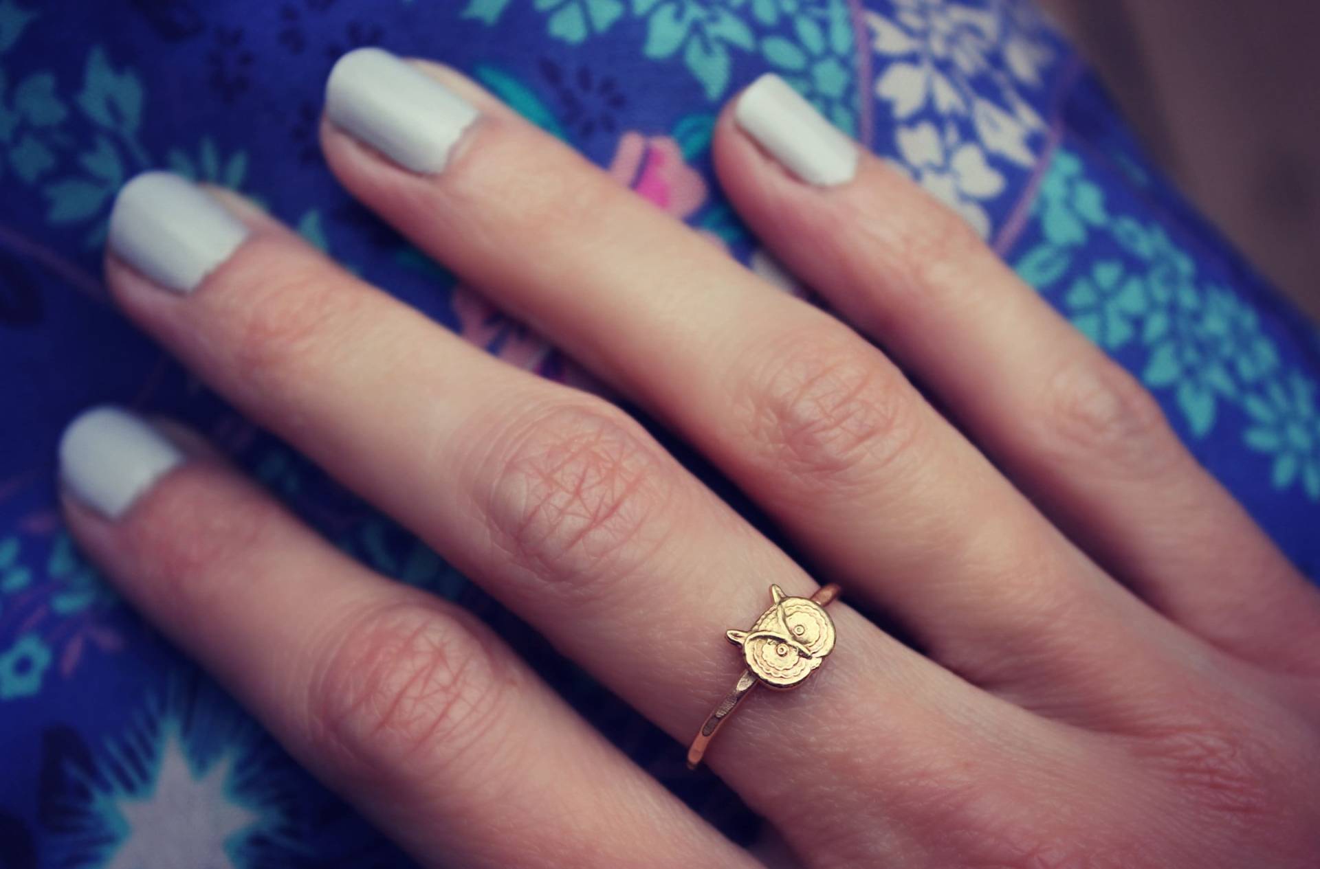 Gold Stapelring, Eulenring, 14K Fill Rustikales Gehämmertes Band von ChildrenofFlowers