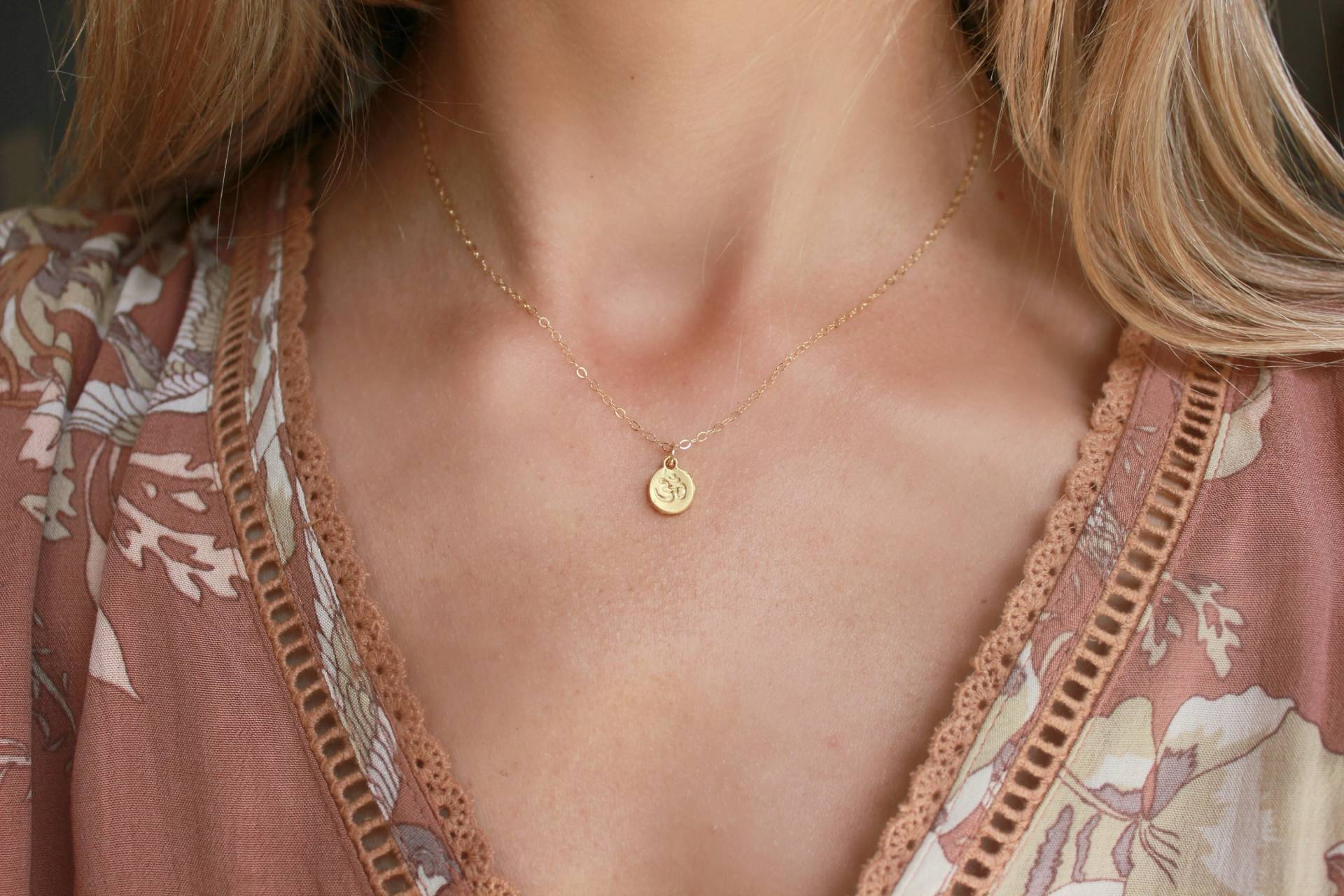 Gold Yoga Kette, Om Symbol Gold Filled Kleine Goldkette, Schlichte Layering Kette von ChildrenofFlowers