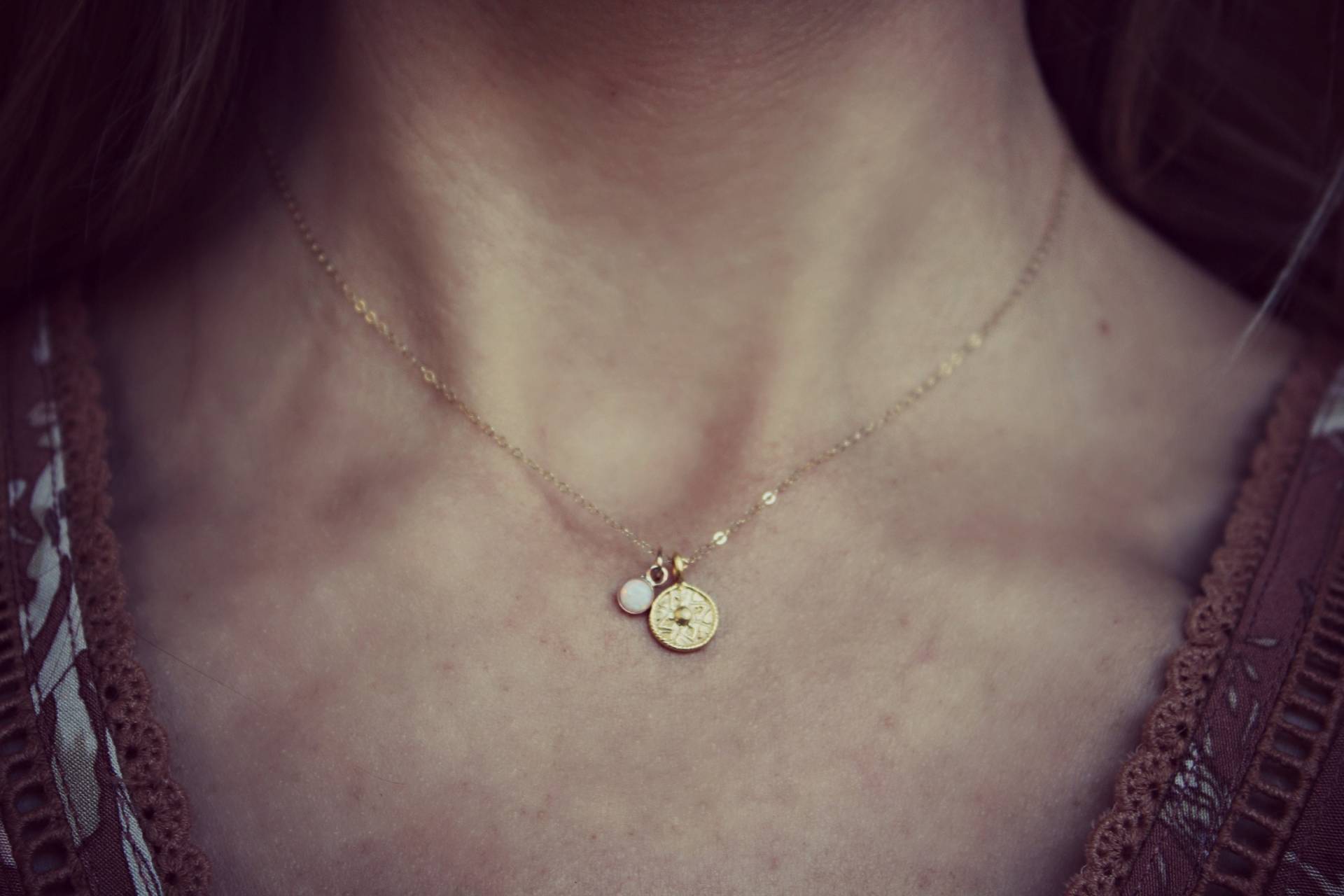 Goldmünzenkette Mit Opalanhänger, Kleine Goldkette, Opalanhänger An Einer 14K Goldfill-Kette, Einfache Layering-Halskette von ChildrenofFlowers