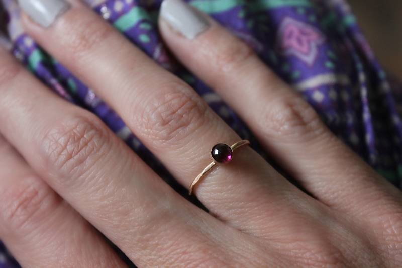 Granat Ring, Januar Birthstone Stapelring - Dünner Goldring, Gold 14K Gold Filled Stapelringe Granat Ring, Januar Birthstone Stapelring - Dünner Goldring, Gold 14K Gold Filled Stapelringe von ChildrenofFlowers