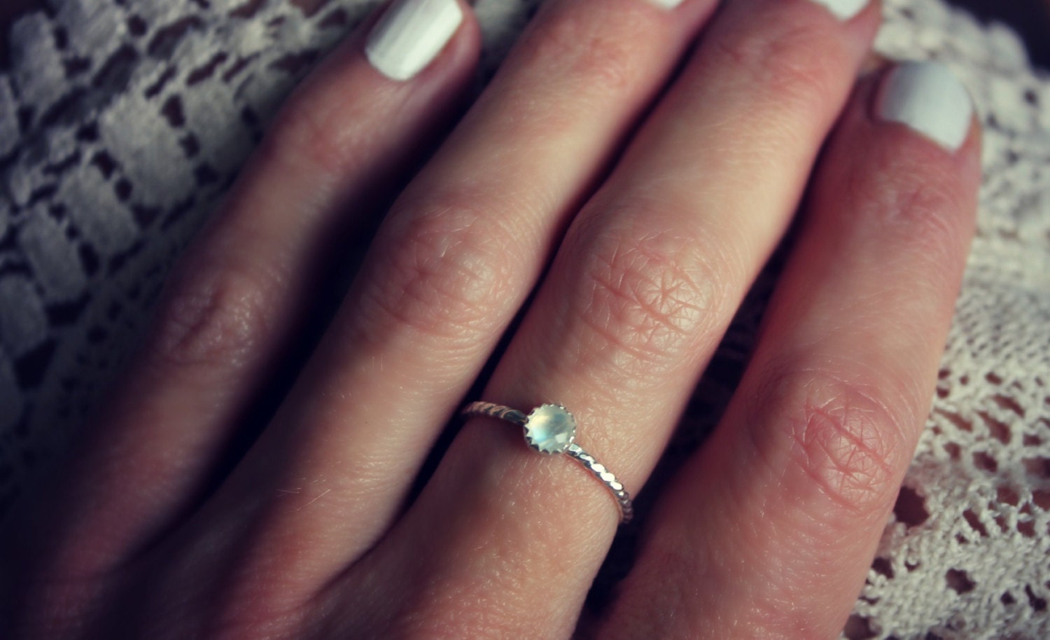 Mondstein Ring, Sterling Silber Stapelring, Seilring, Midi Stapelbarer Ring von ChildrenofFlowers