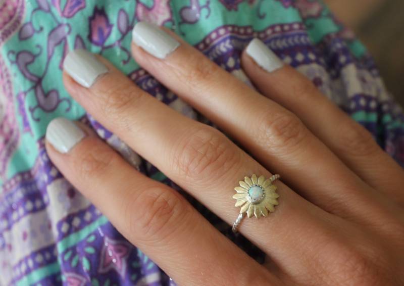 Opalring, Blütenring, Daisy Ring, Sterling Silber Stapelring, Midi Stapelbarer Ring Opalring, Blütenring, Daisy Ring, Sterling Silber Stapelring, Midi Stapelbarer Ring von ChildrenofFlowers