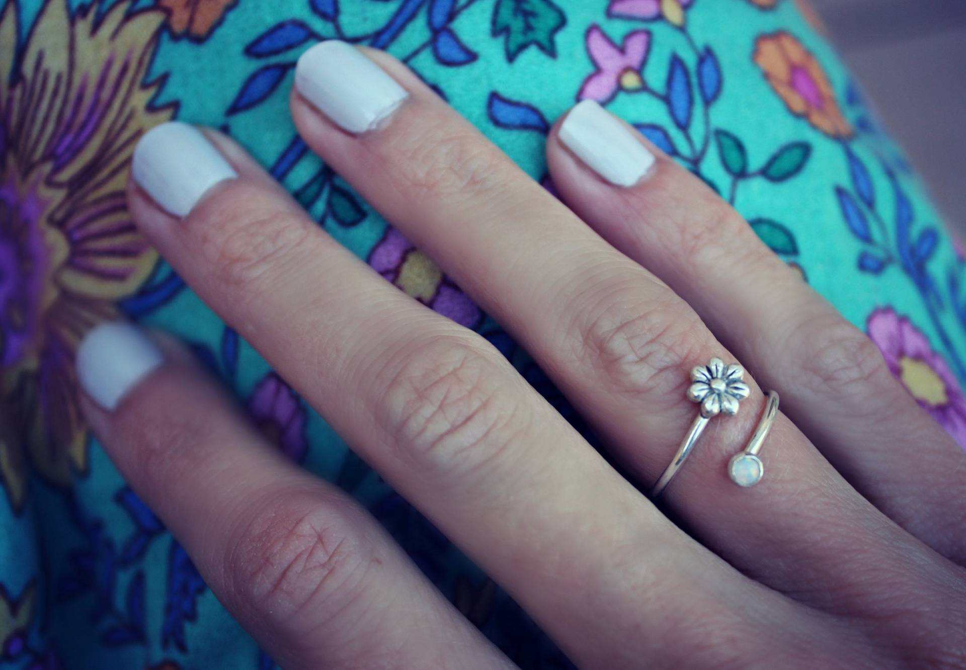 Opalring, Blumenring, Sterlingsilberring, Stapelring, Midiring, Stapelbarer Ring von ChildrenofFlowers