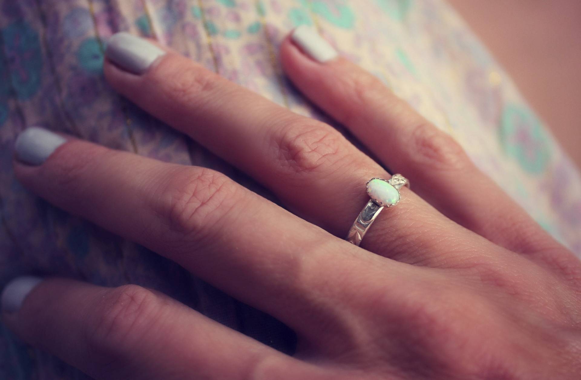 Opalring, Sterling Silberring, Stapelring, Gemusterter Ring, Stapelbarer Ring von ChildrenofFlowers